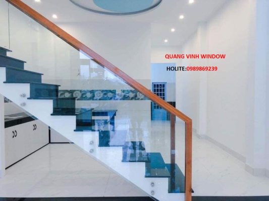 cầu thang lan can kính 2025