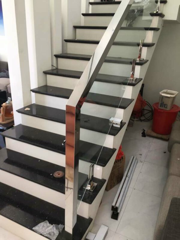 LAN CAN CẦU THANG KÍNH