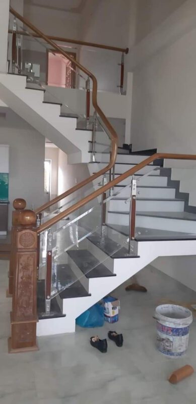 Báo giá cầu thang kính