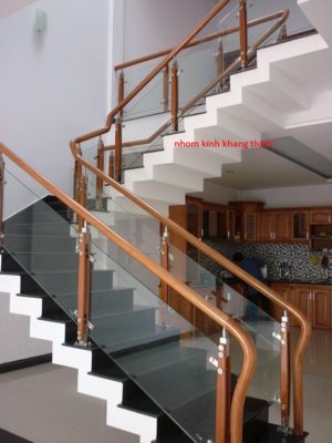 cầu thang kính tay gỗ 2025