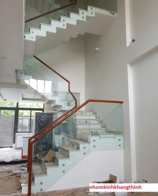 Cầu thang kính ốc cách 2025