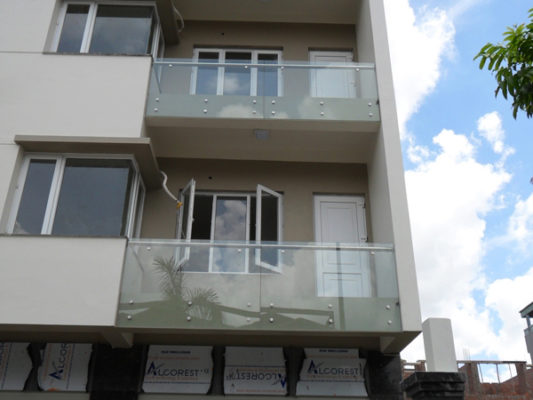 lan can kính cường lực 2025