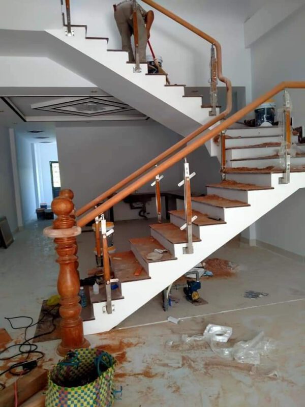 Thi công cầu thang kính 2025