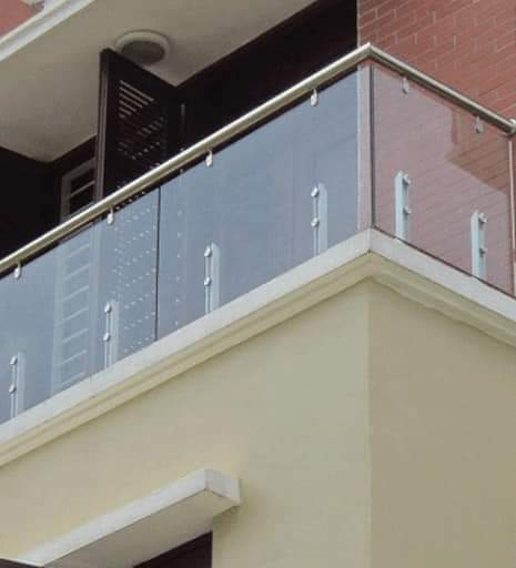 Mẫu lan can kính cường 2025