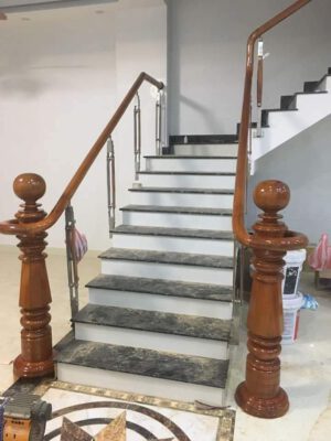 cầu thang kính tay vịn gỗ xoan đào.