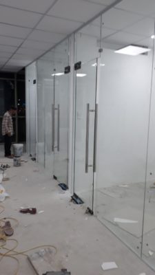 Vách kính cường lực 2025