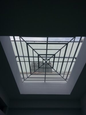 Giếng trời kính hòa tiến