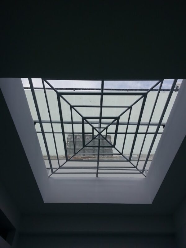 Giếng trời kính hòa tiến