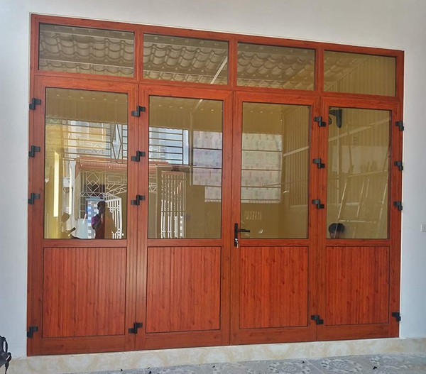 cửa nhôm xingfa màu gỗ 2025
